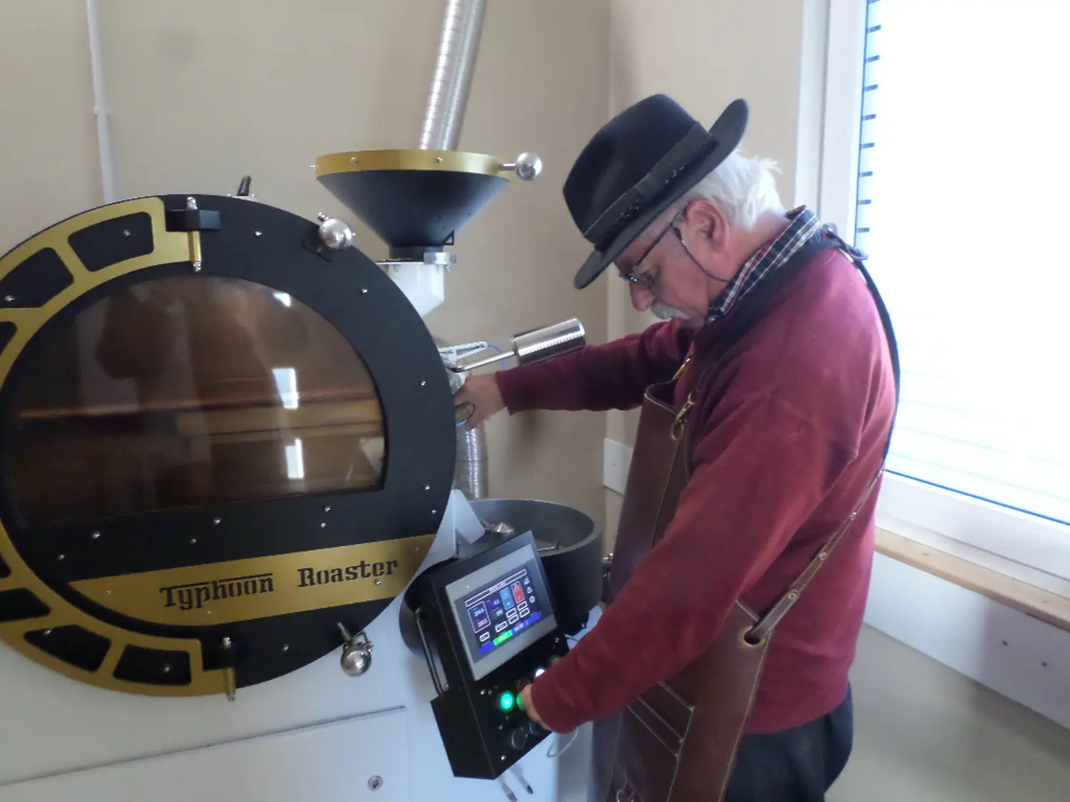 Röstmeister bei der Arbeit